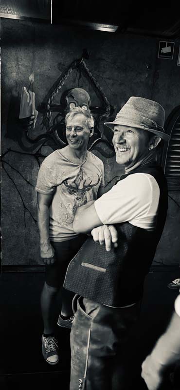 Zwei Männer lachen zusammen auf einem Volksfest