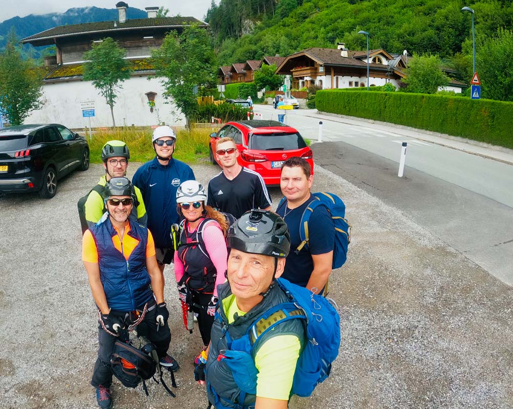 Gruppe in Sportkleidung bereitet sich auf eine Outdoor-Tour vor