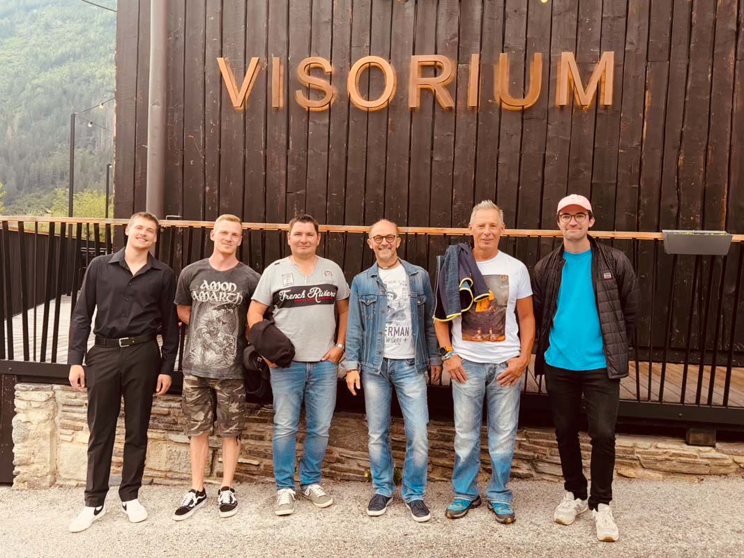 Gruppe steht vor einem Gebäude mit der Aufschrift „Visorium“