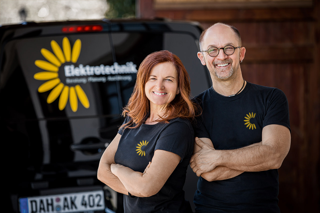 Armin Kapser mit seiner Frau vor Firmentransporter