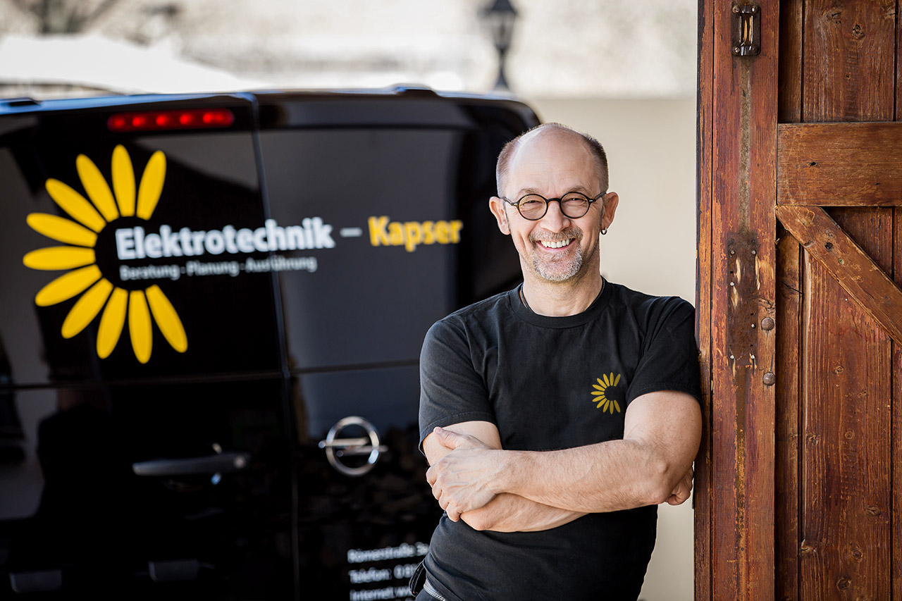 Armin Kapser vor Firmentransporter mit Elektrotechnik Kapser Logo