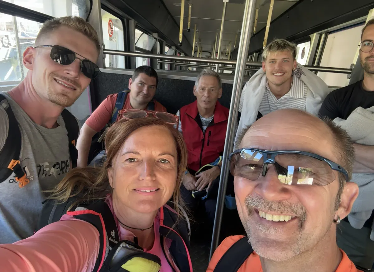 Gruppenselfie des Teams in der Gondel auf dem Weg zum Berg