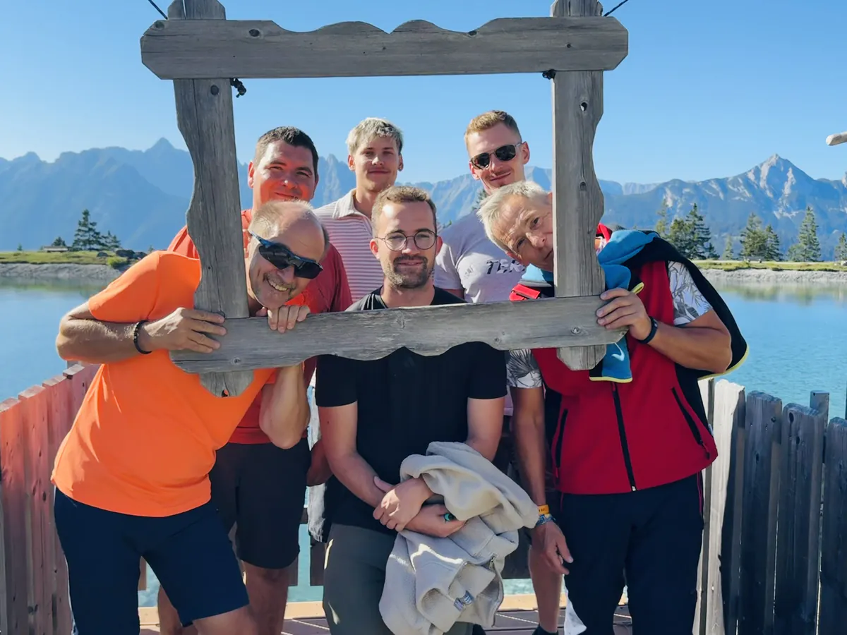 Nahaufnahme der Gruppe im Holzbilderrahmen vor den Bergen