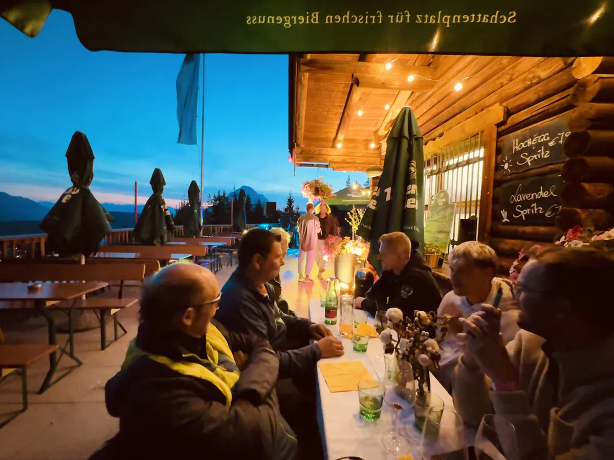 Das Team beim Abendessen mit Blick auf die Berge